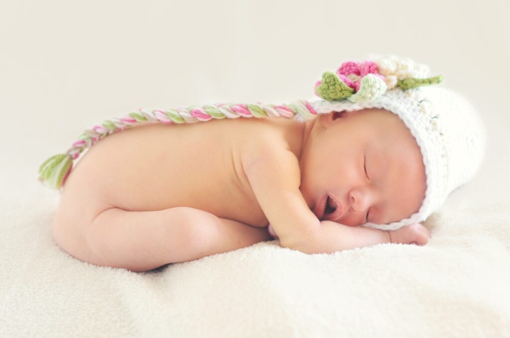 赤ちゃんの発熱時に冷却シートはいつから使える？