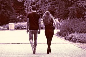抱っこ紐を前向きに使うのはいつから始めるべき？