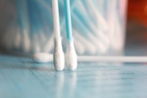 ベビーの耳掃除は綿棒を使っていつから始めるべき？