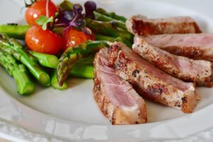 食事中に立ち歩く子を座らせるコツは？