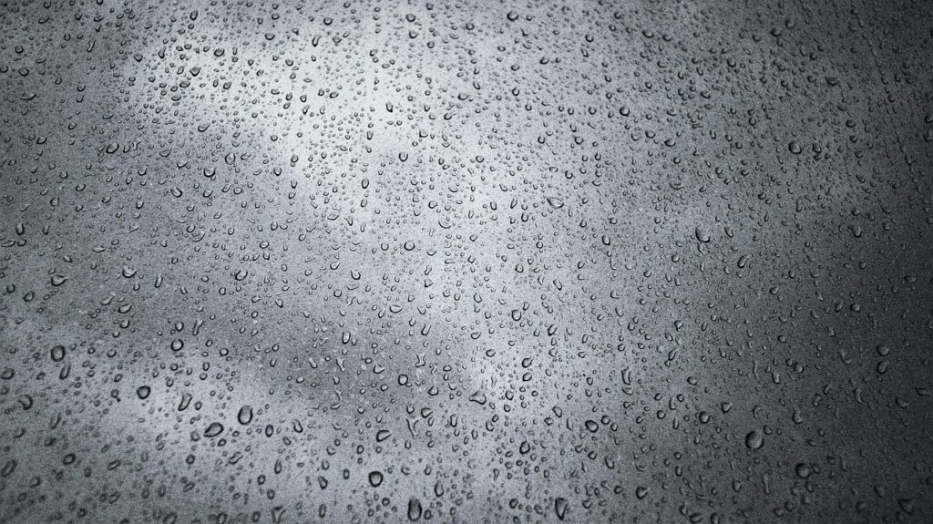 雨の日に抱っこ紐と傘を両立させる便利グッズは？