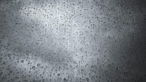 雨の日に抱っこ紐と傘を両立させる便利グッズは？